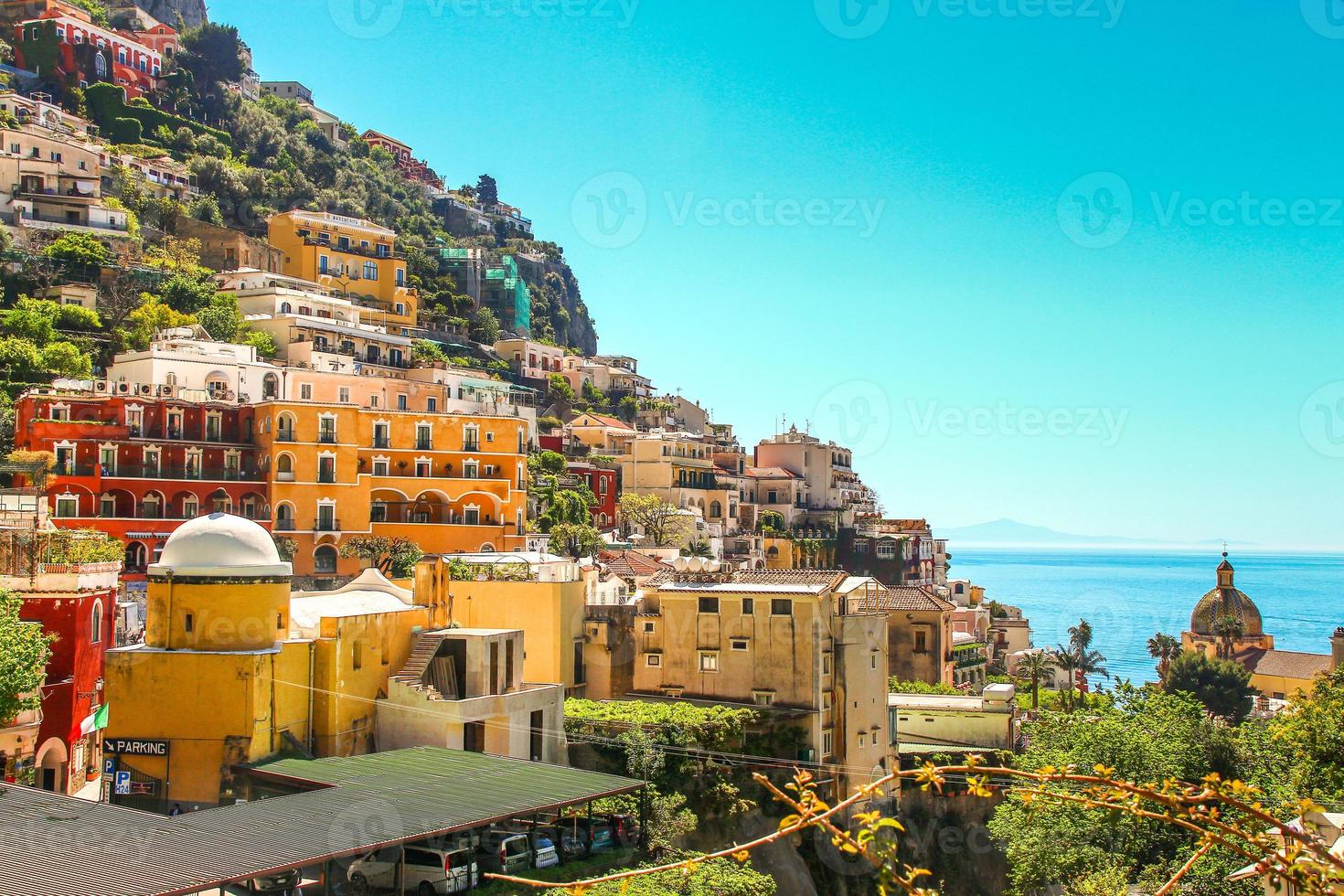 stad op berg aan de kust van Amalfi, Positano in Zuid-Italië foto