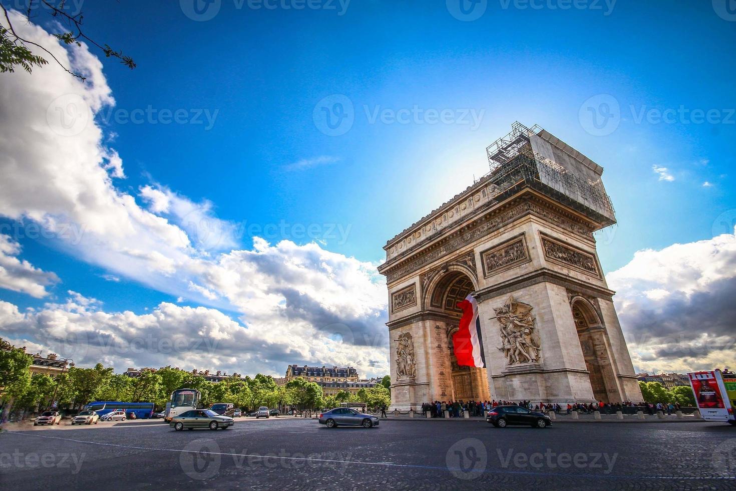 arc de triomphe bij champs-elysees avenue in het centrum van place charles de gaulle, parijs, frankrijk foto