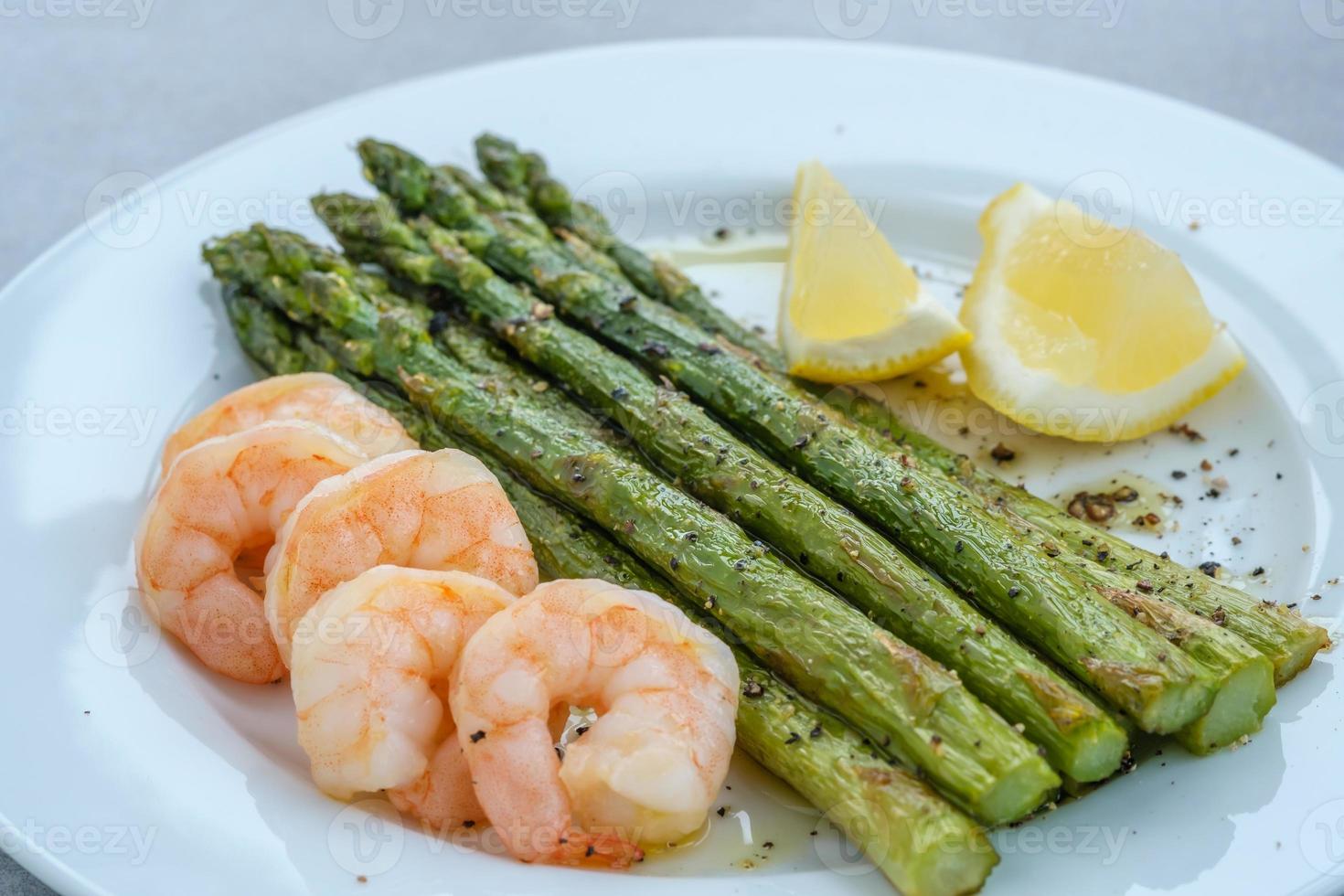 gekookte asperges met garnalen foto