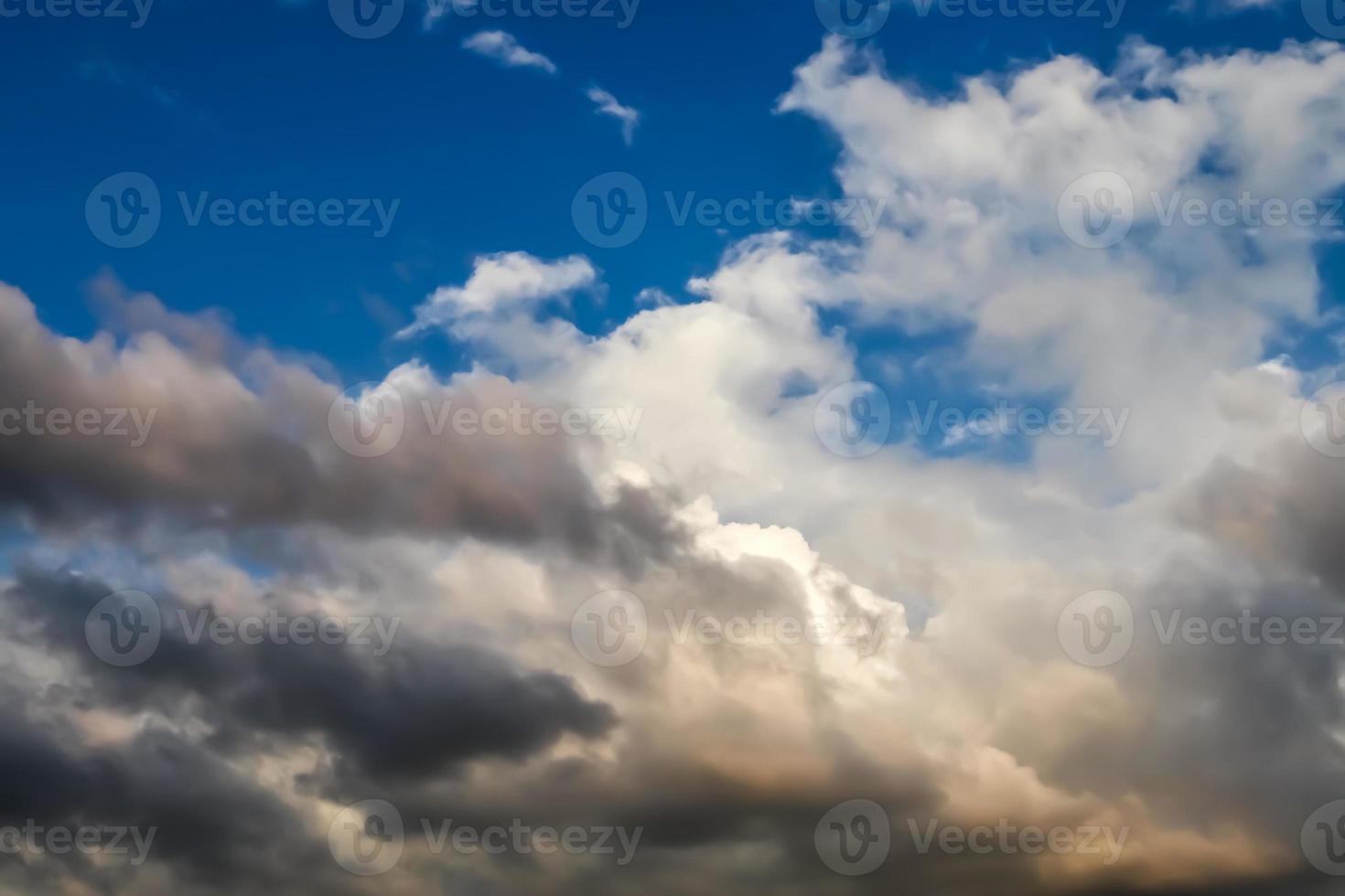 prachtig panorama van oranje en gele wolken bij zonsopgang foto