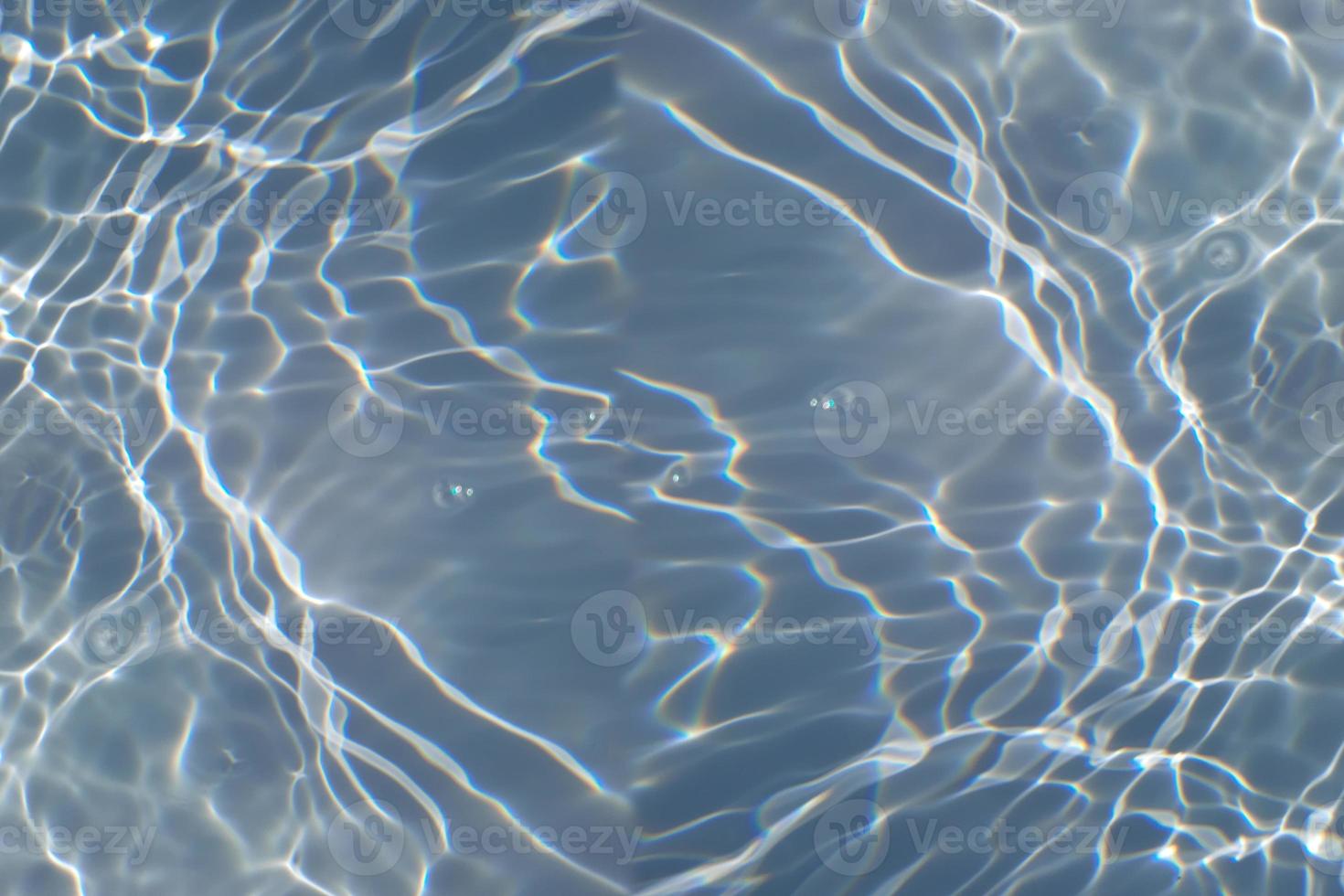 defocus wazig blauw water in zwembad golfde water detail achtergrond. wateroppervlak in de zee, oceaan achtergrond. water is anorganisch, transparant, smaakloos, geurloos en bijna kleurloos. foto