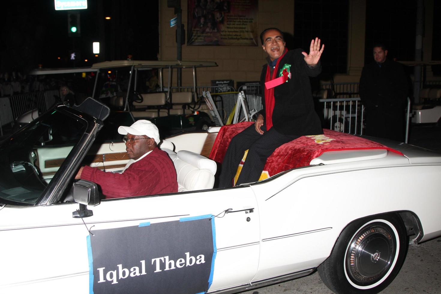 los angeles, 28 nov - iqbal theba arriveert op de hollywood kerstparade van 2010 op hollywood boulevard op 28 november 2010 in los angeles, ca foto