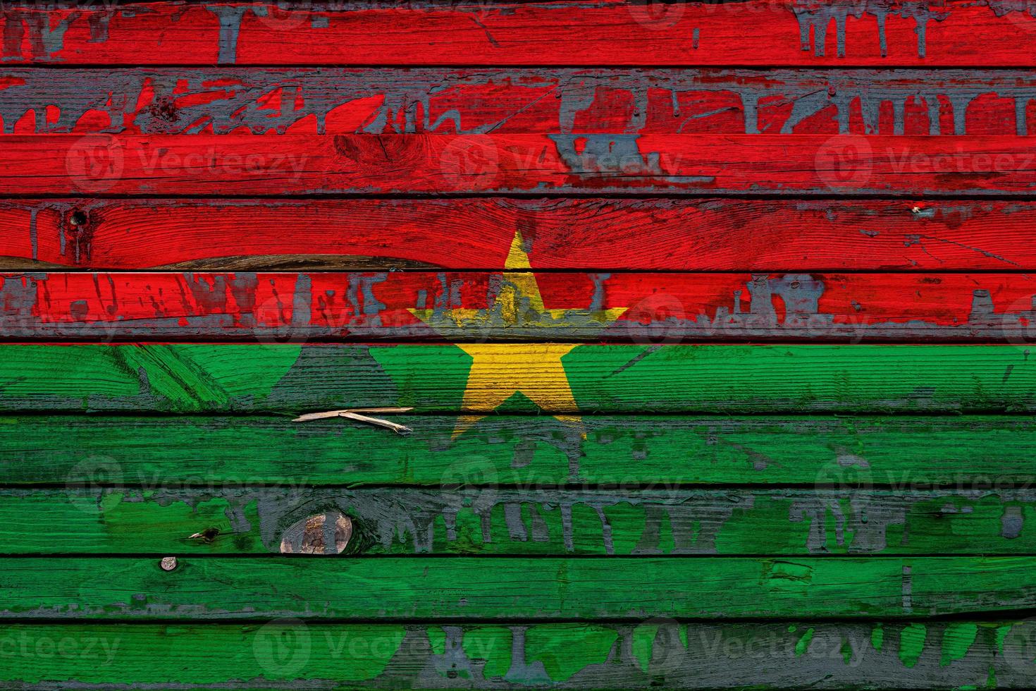 de nationale vlag van burkino faso is geschilderd op ongelijke planken. land symbool. foto