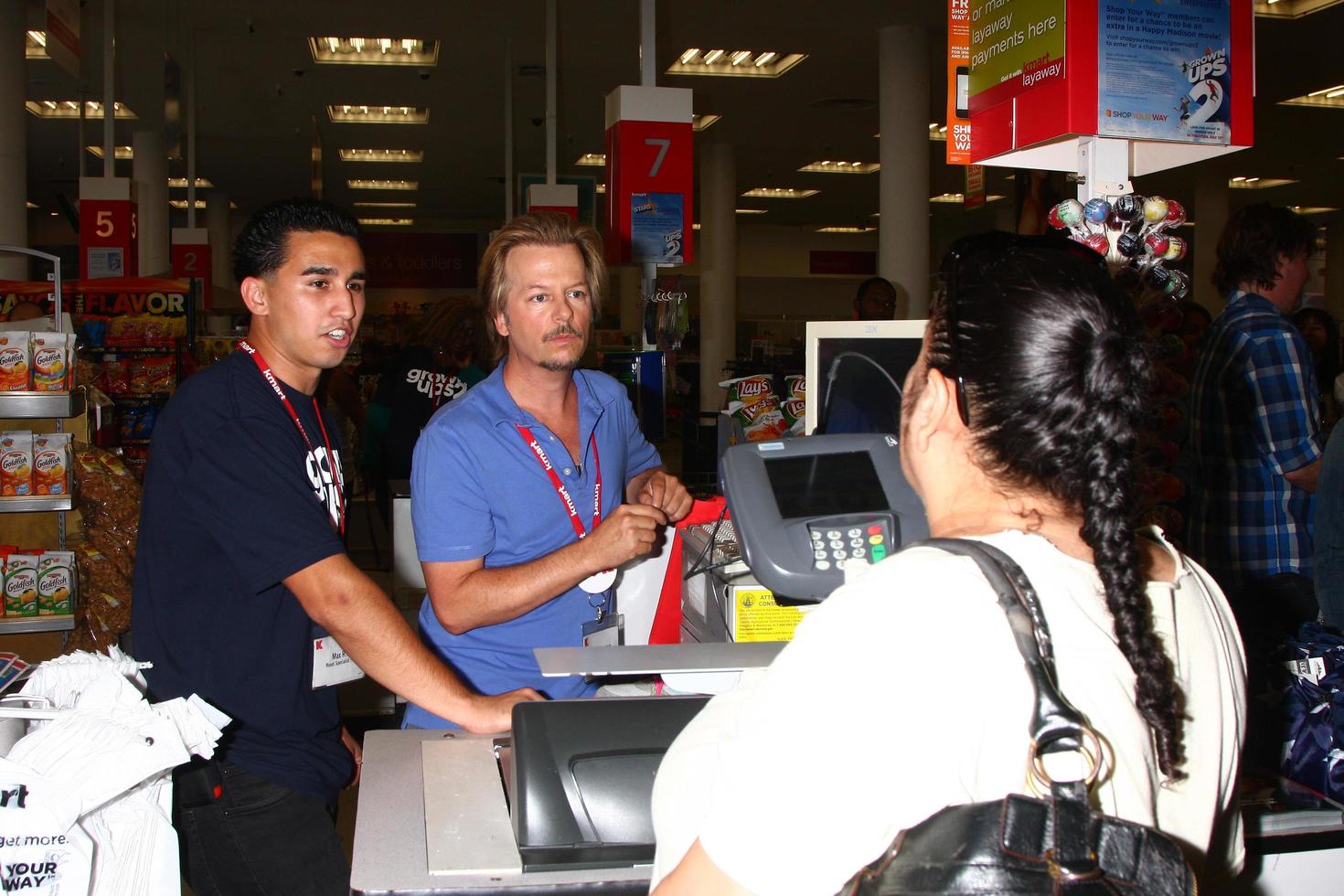 los angeles, 3 juli - david spade clerks bij k-mart om mars van dubbeltjes te ondersteunen en de film voor volwassenen 2 te promoten op de k-mart op 3 juli 2013 in los angeles, ca foto