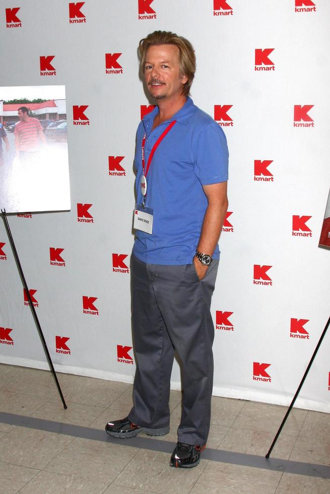 los angeles, 3 juli - david spade clerks bij k-mart om mars van dubbeltjes te ondersteunen en de film voor volwassenen 2 te promoten op de k-mart op 3 juli 2013 in los angeles, ca foto