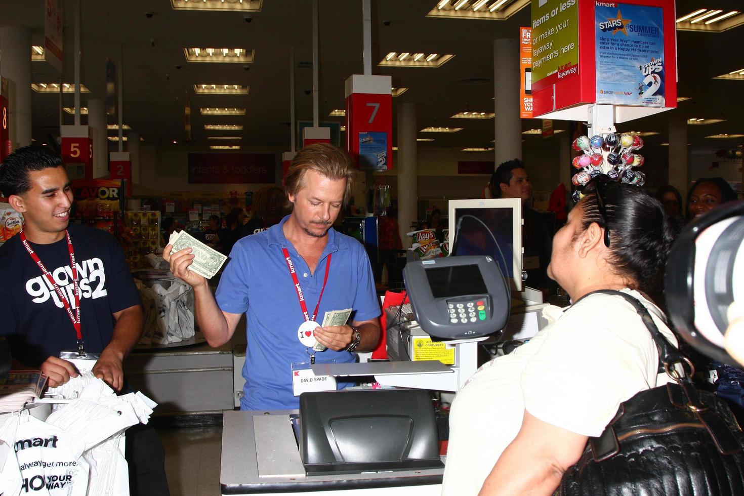 los angeles, 3 juli - david spade clerks bij k-mart om mars van dubbeltjes te ondersteunen en de film voor volwassenen 2 te promoten op de k-mart op 3 juli 2013 in los angeles, ca foto