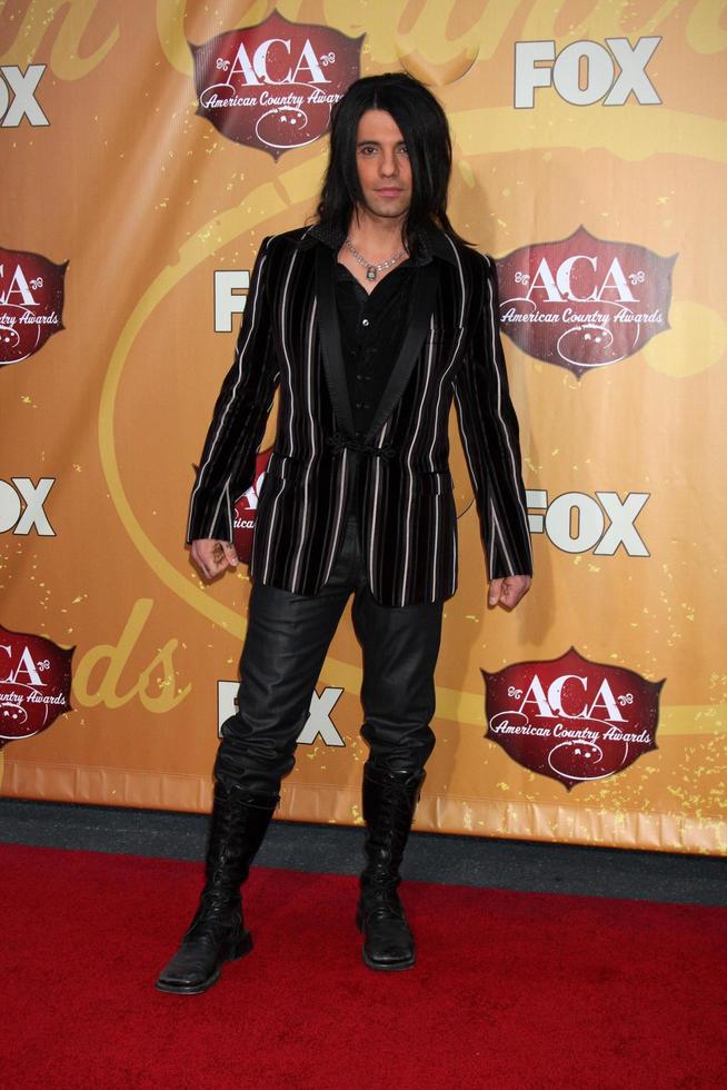 los angeles 6 dec - criss angel arriveert bij de 2010 american country awards in mgm grand garden arena op 6 december 2010 in las vegas, nv foto