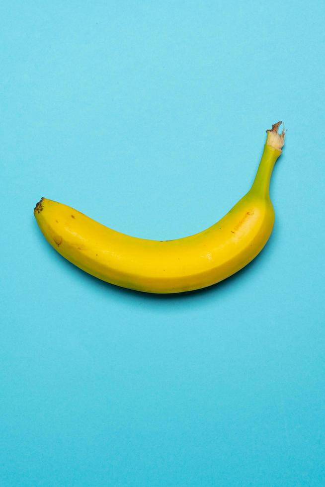 banaan op gekleurde achtergrond stilleven foto