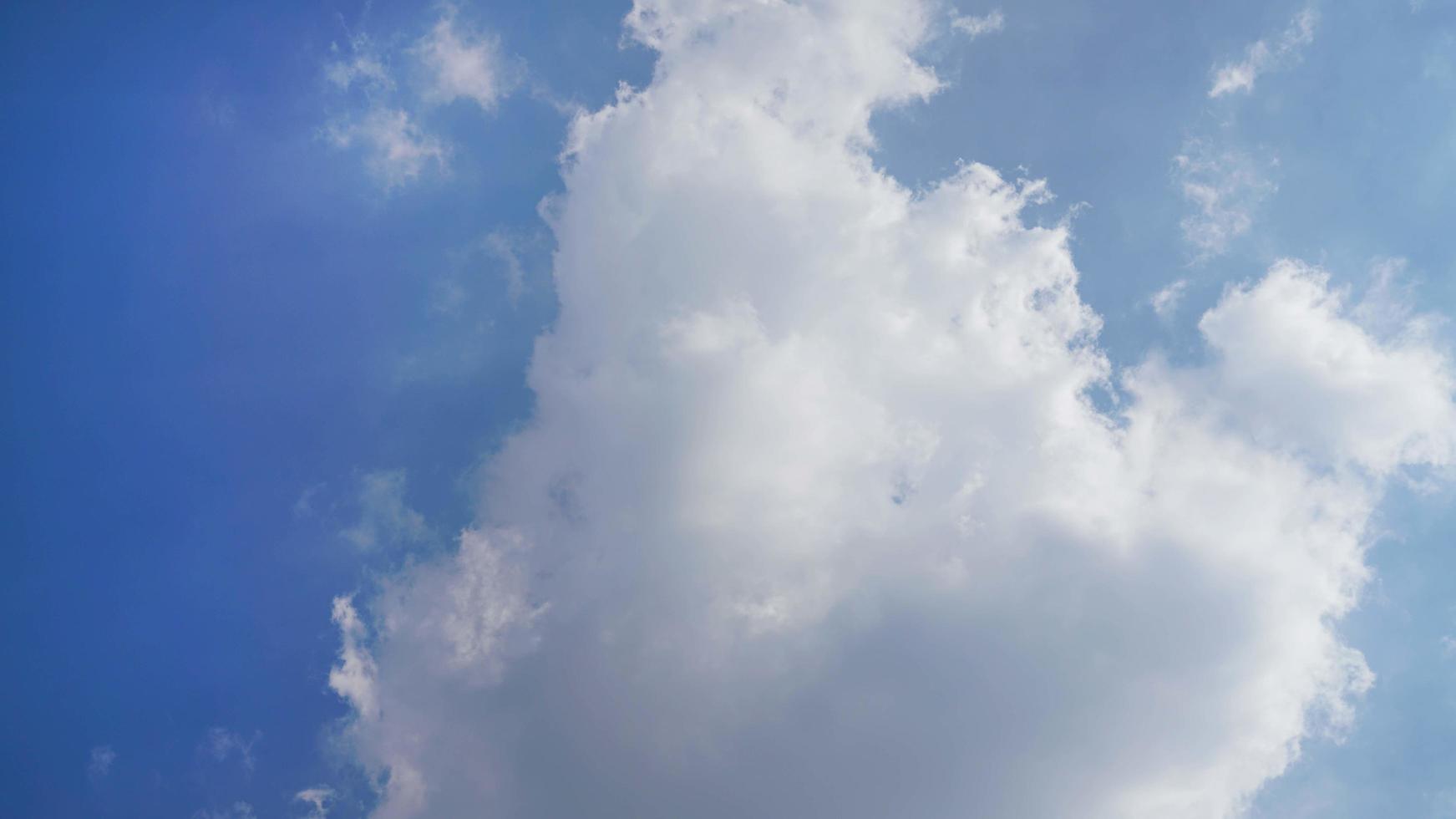 witte wolk en blauwe hemelachtergrond met exemplaarruimte foto