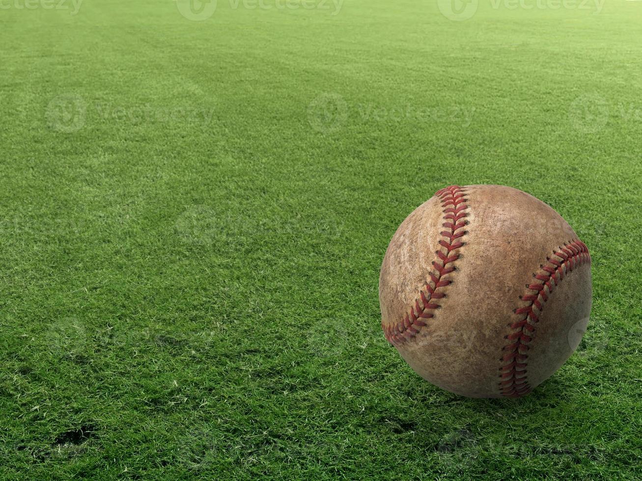 honkbal op de heldere groene grasmat close-up als macro-opname met kopieerruimte aan de linkerkant en bovenkant foto