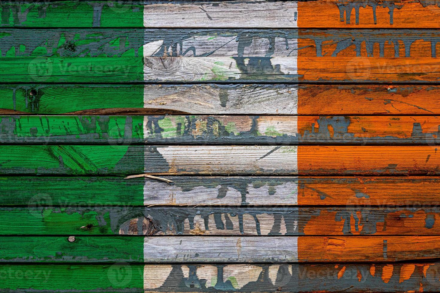 de nationale vlag van ierland is geschilderd op ongelijke planken. land symbool. foto