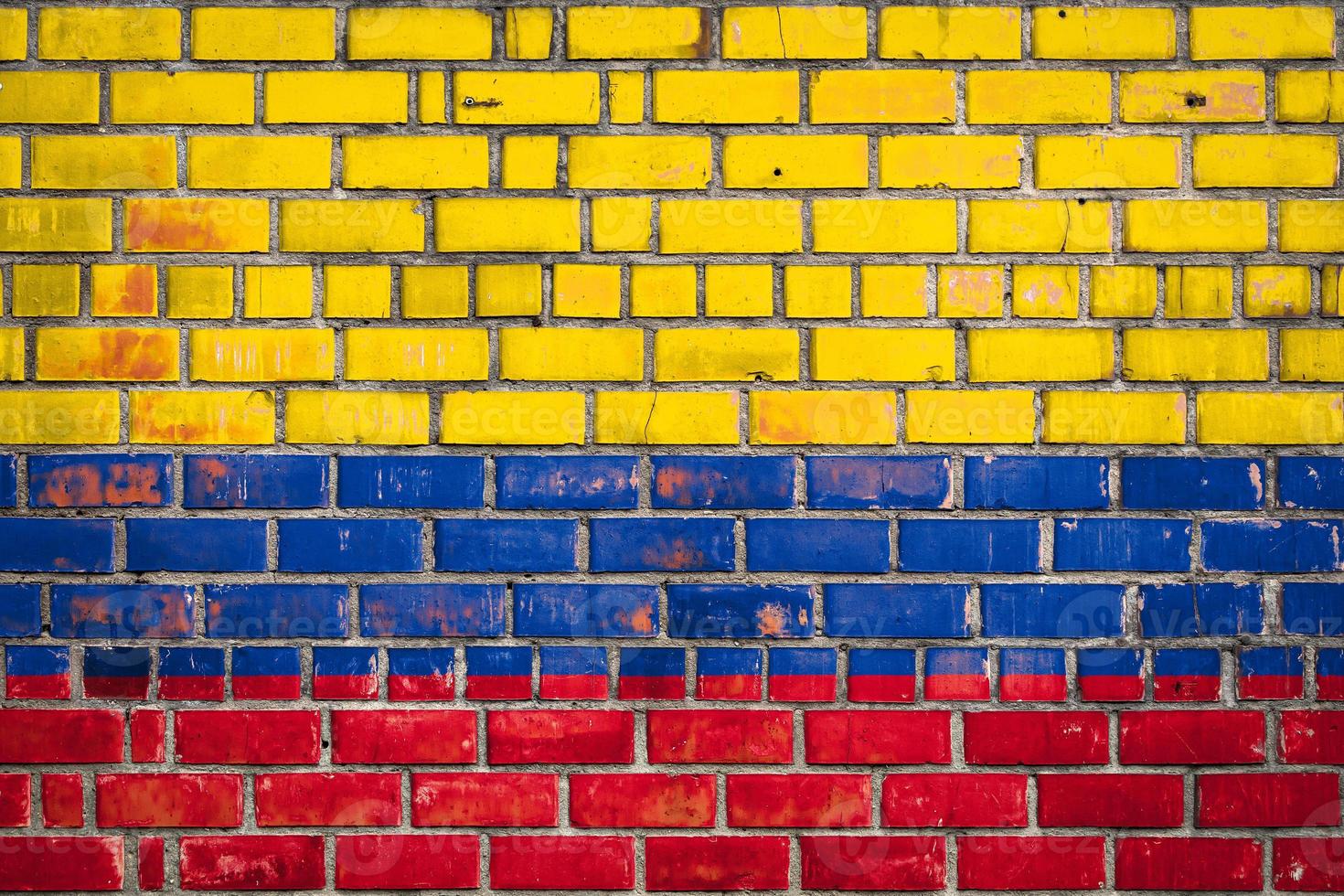 Colombiaanse vlag op een grunge baksteen achtergrond. foto