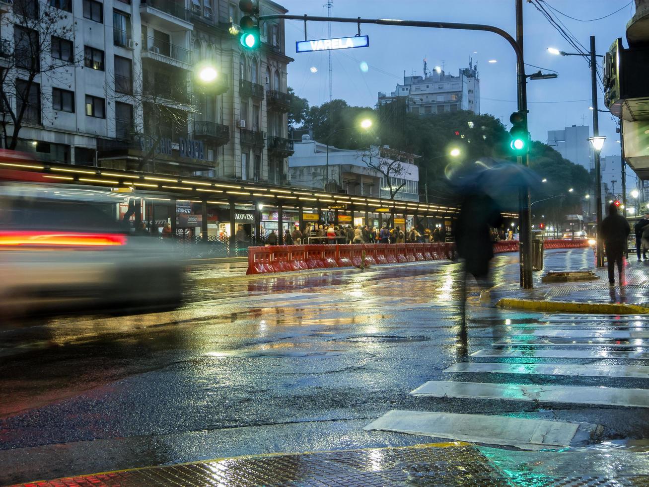 Buenos Aires, Argentinië. 2019. lange blootstelling van openbaar vervoer, natte weg en blauw uur foto