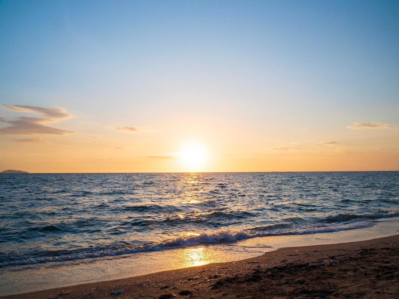 landschap gezichtspunt panorama zomer zee wind Golf koel vakantie kalmte kust zonsondergang hemel licht oranje gouden avond dag kijk kalm natuur tropisch mooi zee water reizen bangsaen strand thailand foto