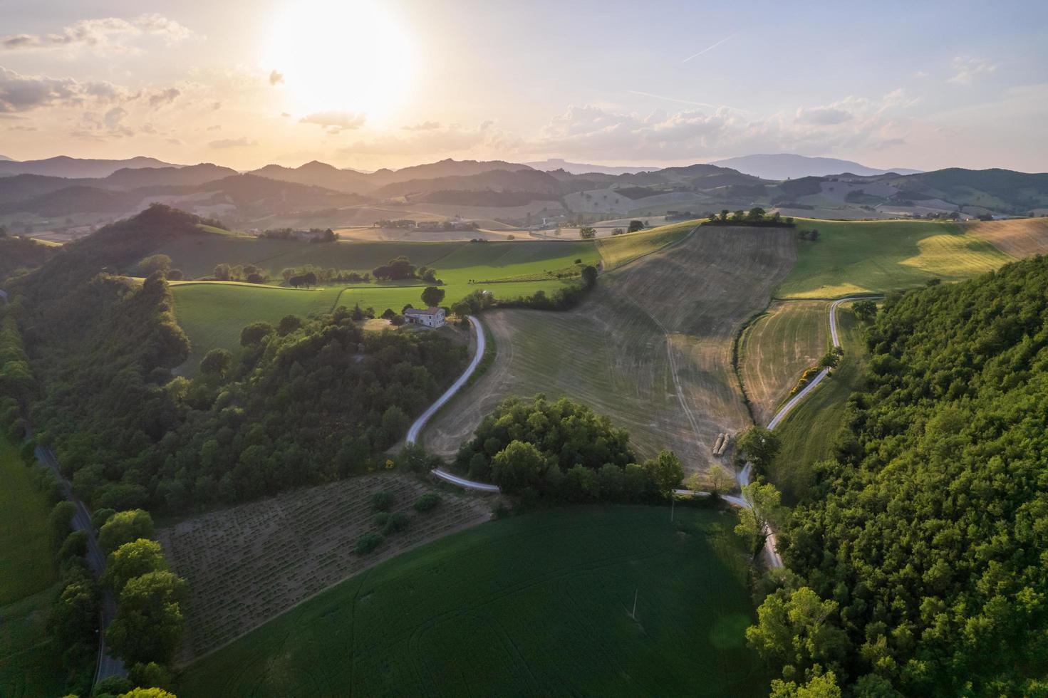 luchtfoto van velden in de regio Marche in Italië foto