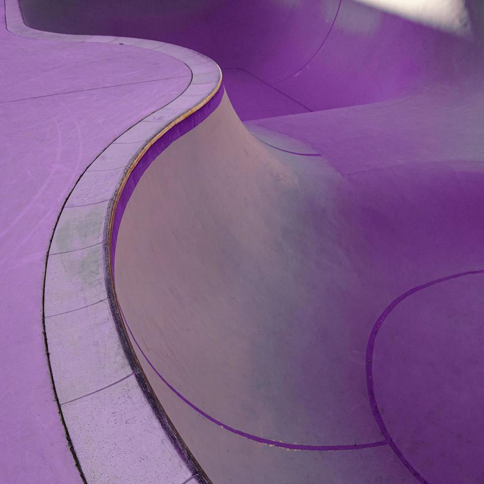 leeg paars skatepark op straat foto