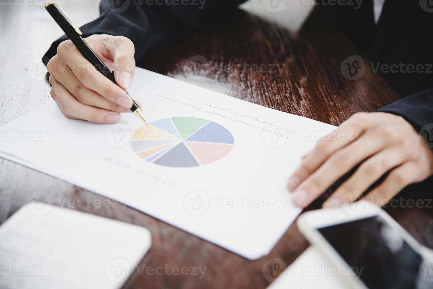 zakenman die grafieken bekijkt foto