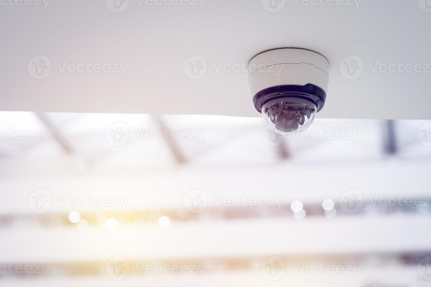 cctv-beveiligingscamera op wit plafond, intelligente camera's, video-opname, antidiefstalsysteem, bewaking. foto