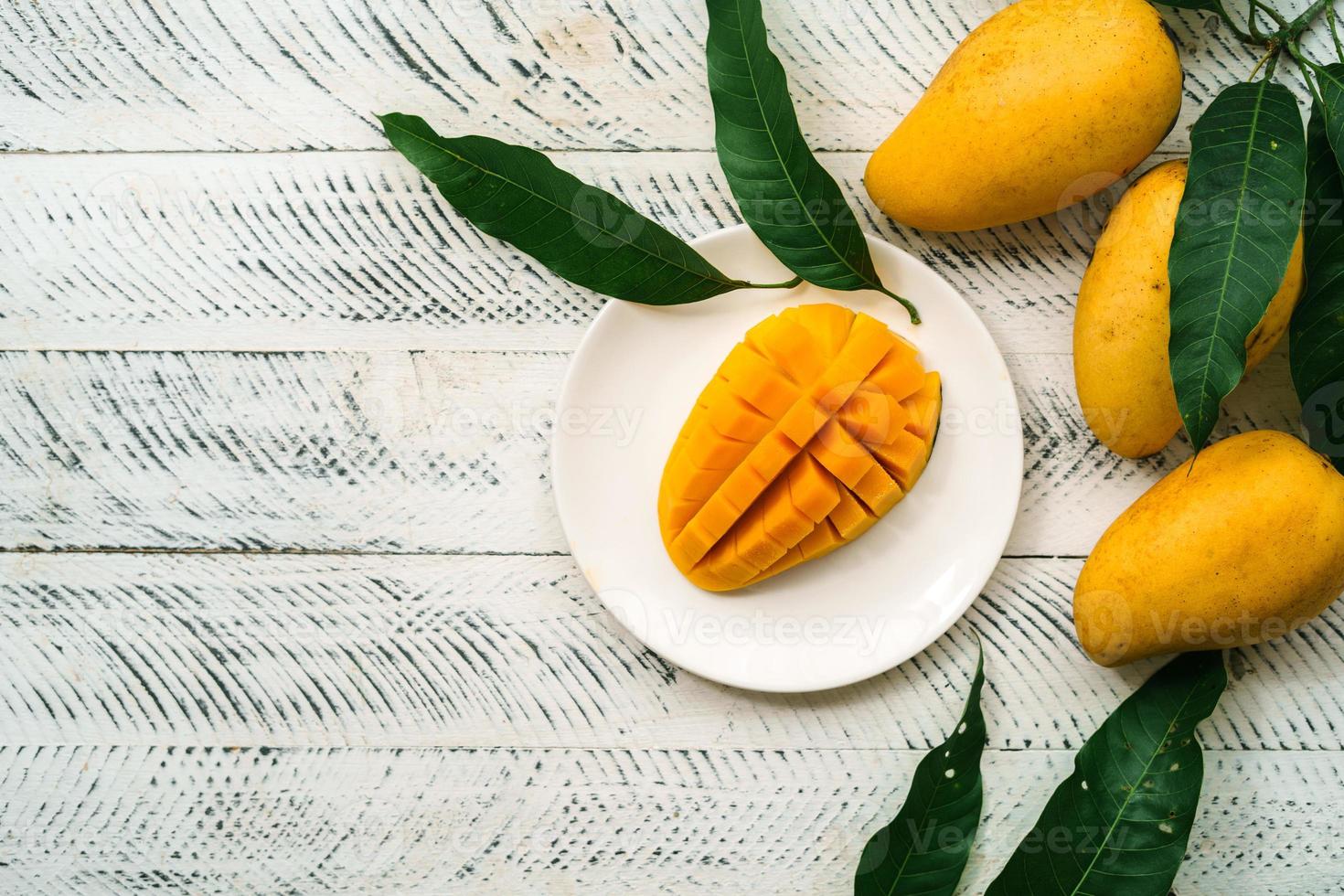 mangofruit, verse gele mango op wit hout foto