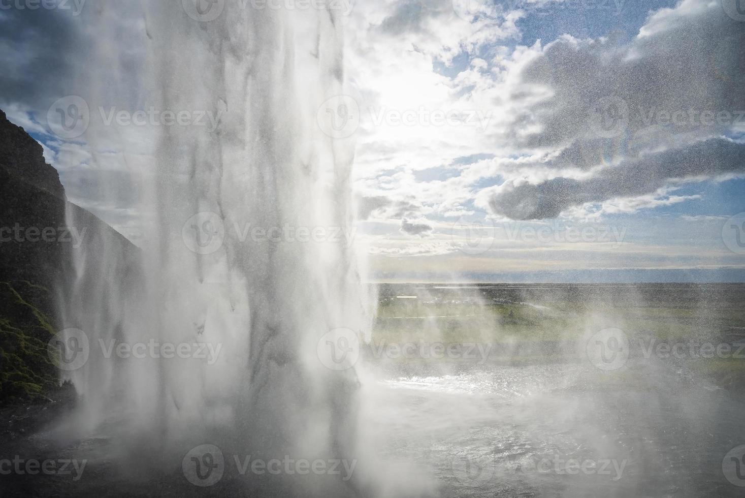 close-up van seljalandsfoss met prachtige mist die van de berg tegen de lucht stroomt foto