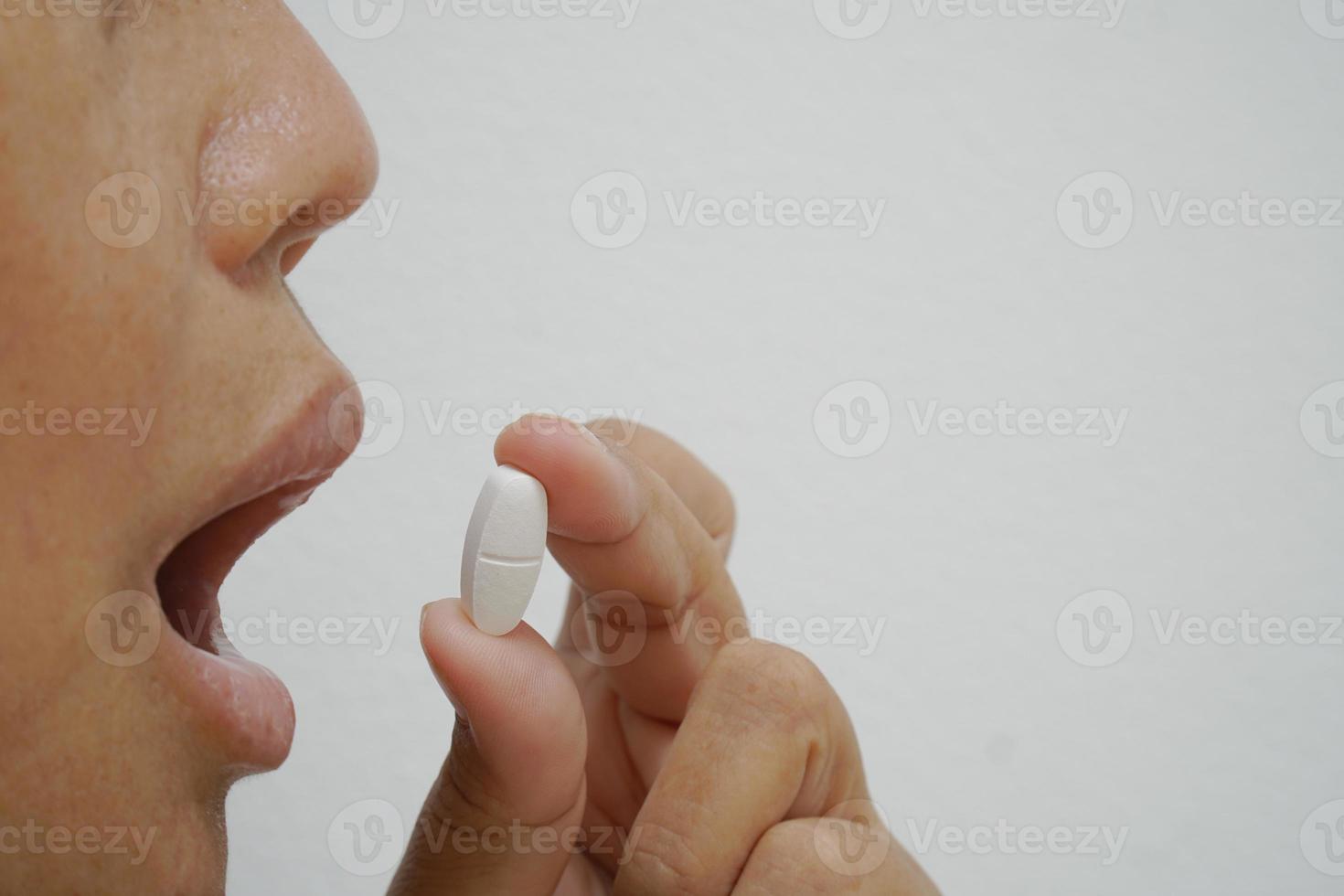 crop close-up van vrouw hebben medicijnen voor ziekte of viruspreventie. foto
