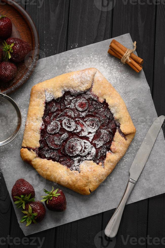 aardbei galette op donkere houten achtergrond. eigengemaakt foto