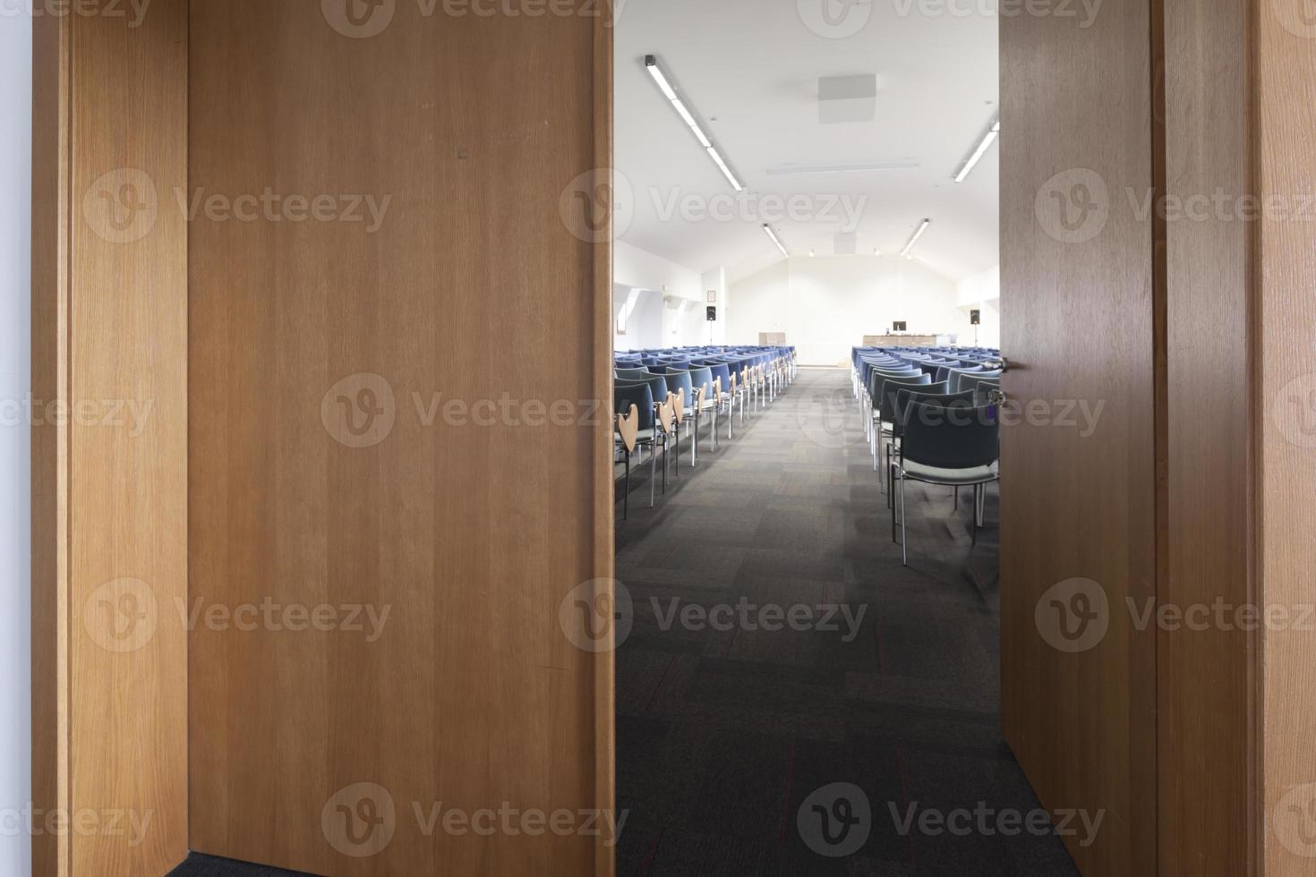 modern klaslokaal dat van deuropening is ontsproten foto