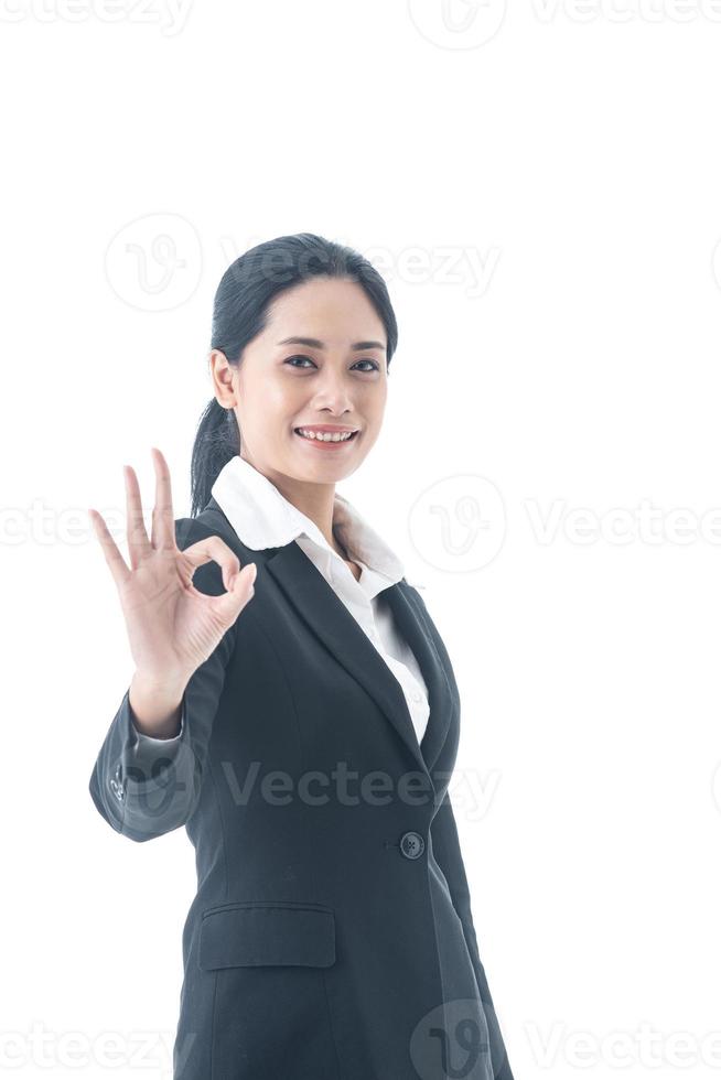 Aziatische mooie slimme en jonge zakenvrouw met zwart lang haar en pak is de directeur of manager die met vertrouwen glimlacht in succesvol op geïsoleerde witte achtergrond foto