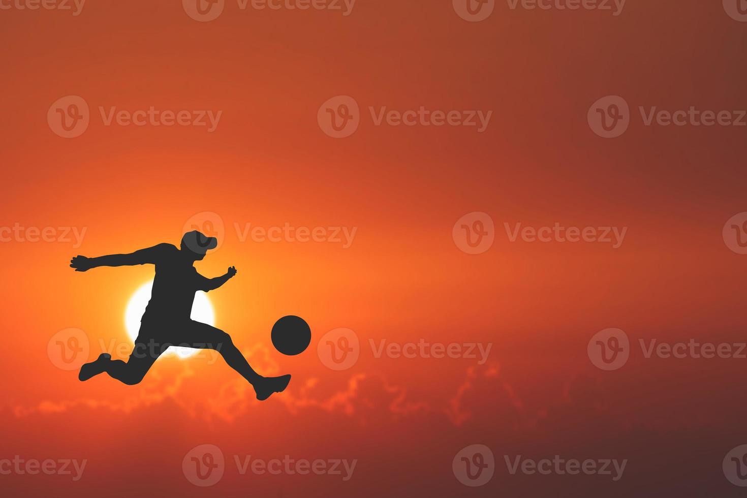 silhouet van voetballers in de avond. voetbalconcept is populair over de hele wereld. foto