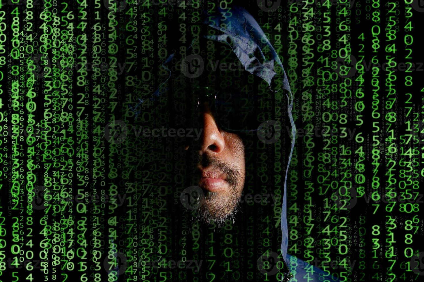 hacker-concept. hacker hood is een gevaarlijk hack- en malware- en computervirus. identiteitsdiefstal en cyberbeveiliging foto