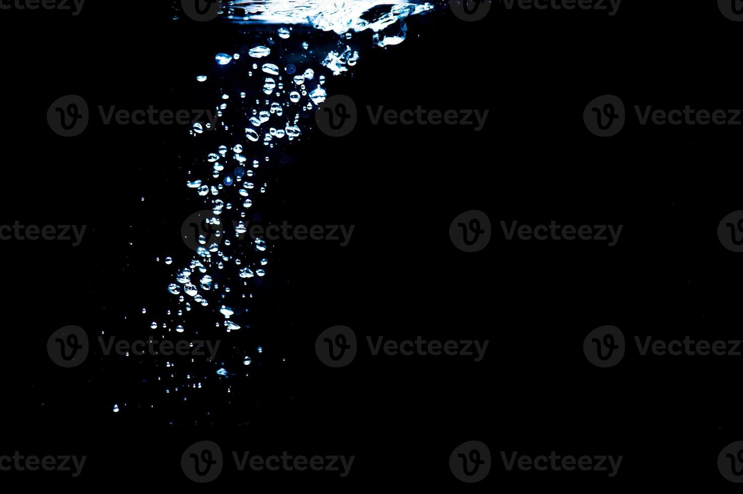 water bubbels geïsoleerd op zwarte achtergrond, close-up. kabbelend vloeibaar oppervlak, een abstracte achtergrond voor overlays-ontwerp foto