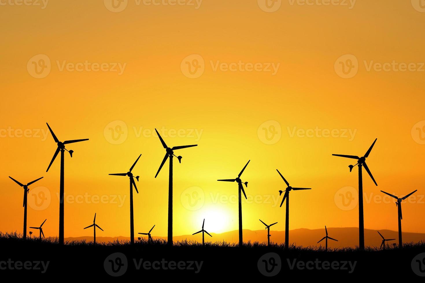 windturbines produceren 's avonds elektriciteit. zonsondergang, silhouet, windmolens, schone energie in de avond. hernieuwbaar concept alternatief en schone en windenergie foto