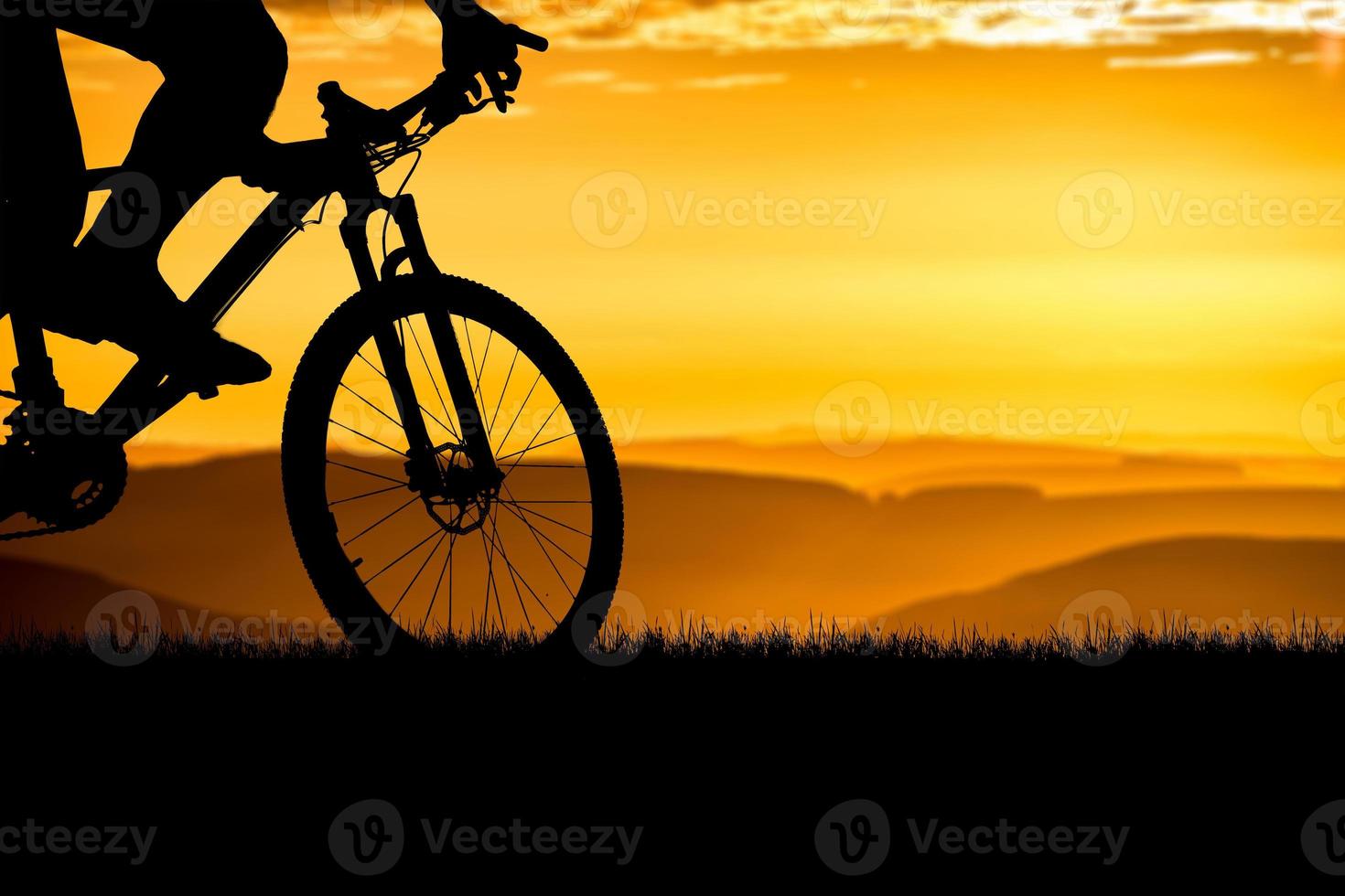 silhouetten van mountainbikes en fietsers in de avond gelukkig. reis- en fitnessconcept. silhouet van fietsers die 's avonds toeren fietsen concept foto