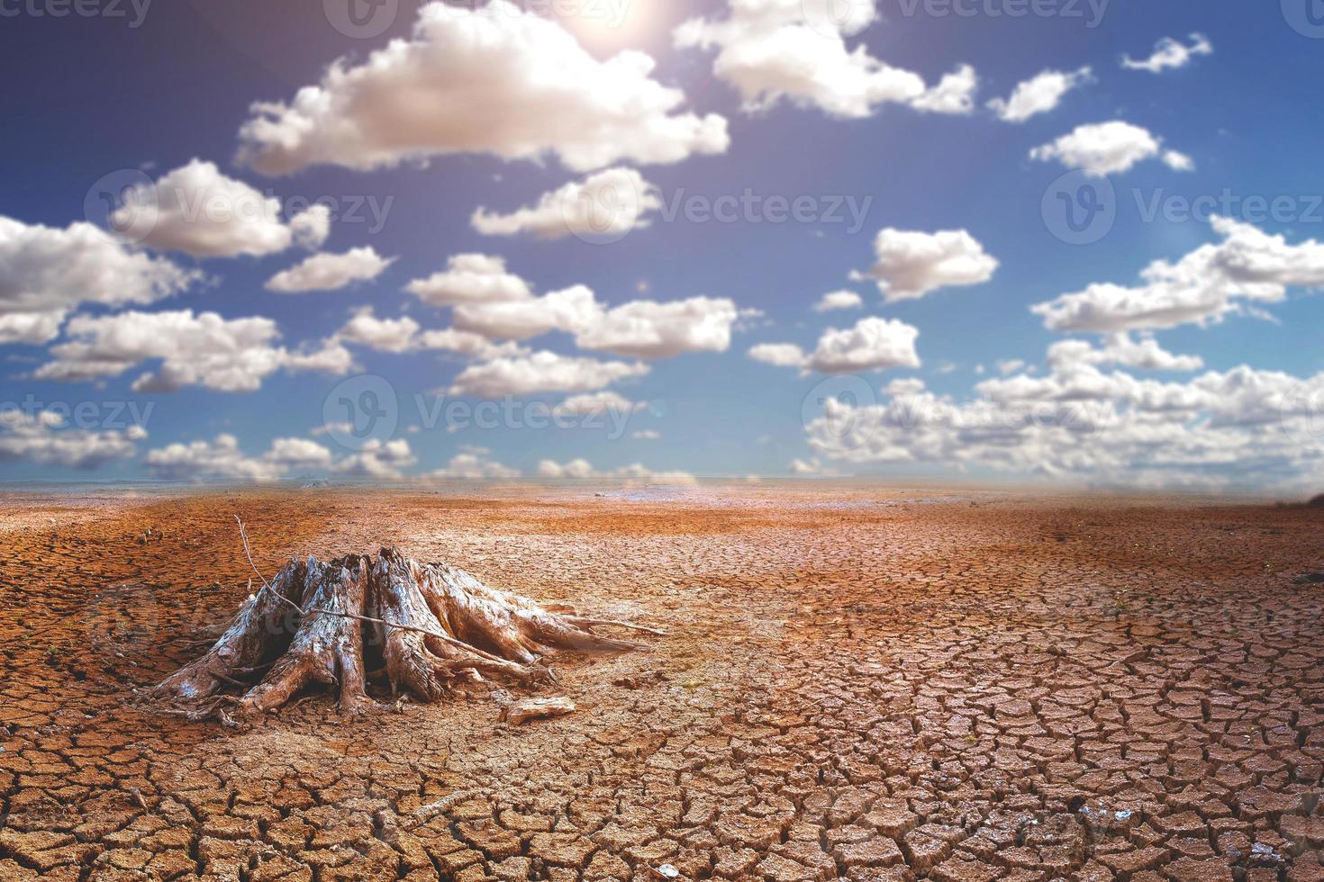 effect van de opwarming van de aarde het land is gebroken en droog, de regen valt niet in het seizoen. concept van opwarming van de aarde en verandering van het milieu foto