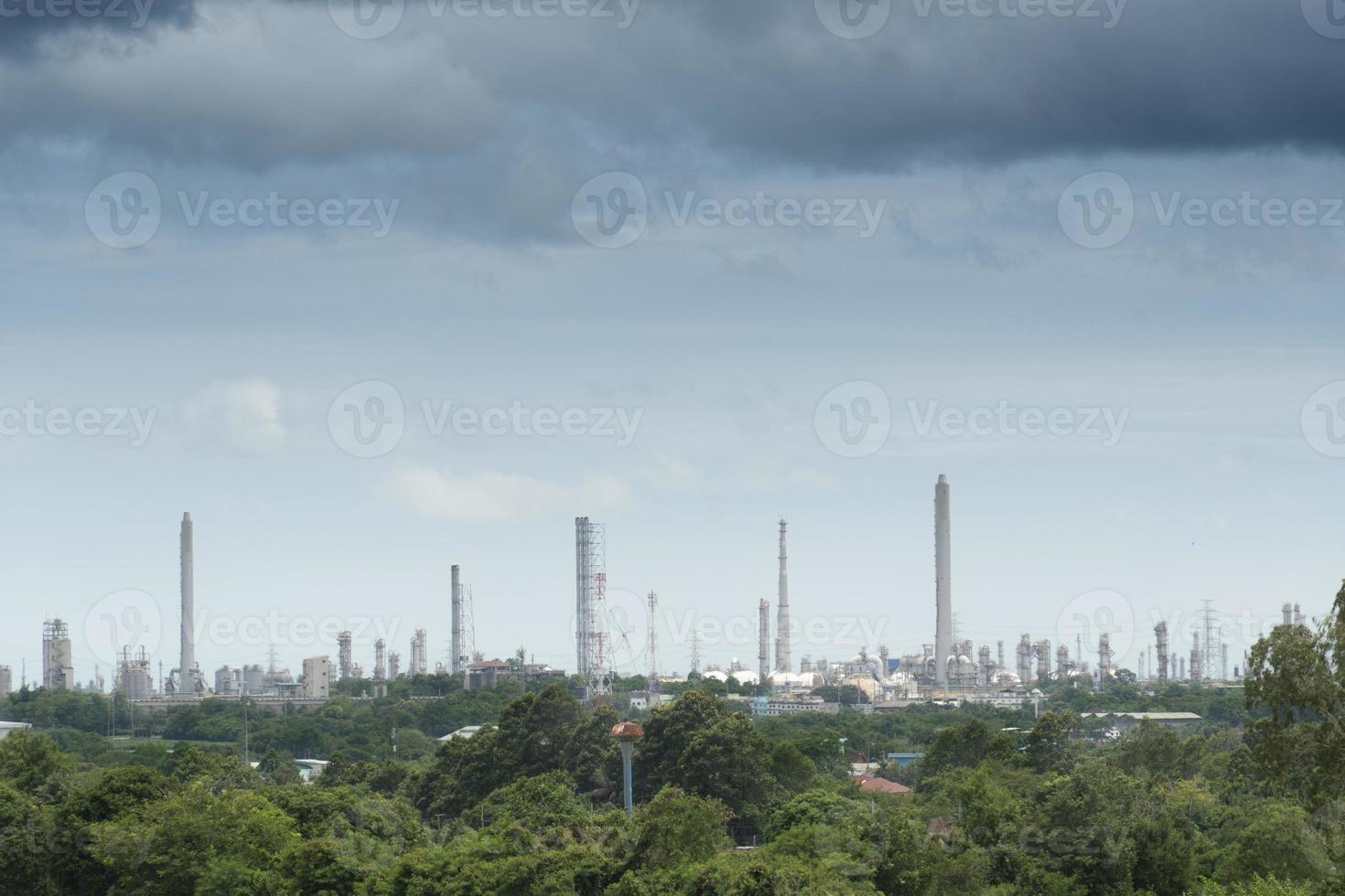 landschapszicht groene omgeving met gemeenschapshuisvesting. met industrieterrein op de achtergrond. onder de hemel. coëxistentie tussen de gemeenschap en de industriële fabriek foto