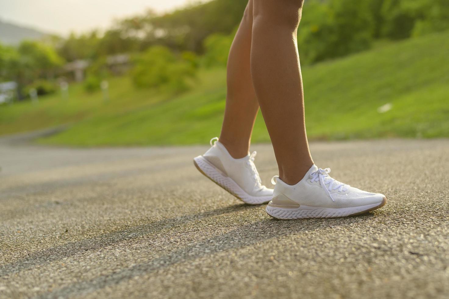 close-up van fit sportieve vrouw benen in loopschoenen, gezondheid en sport concept. foto