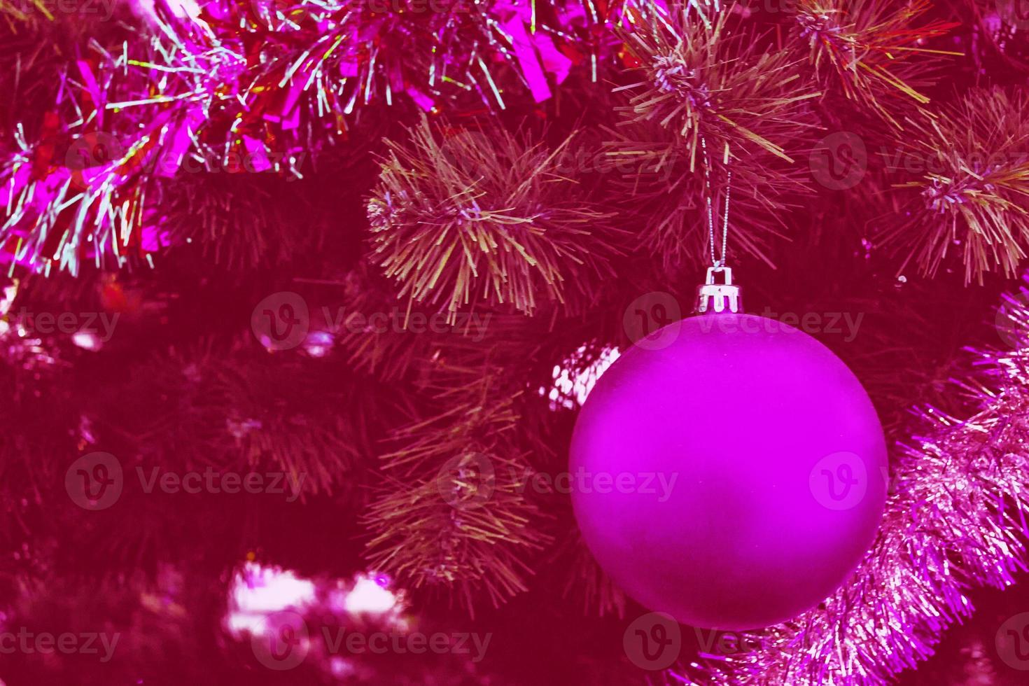 kerstboom versierd met helder speelgoed. kaart. foto