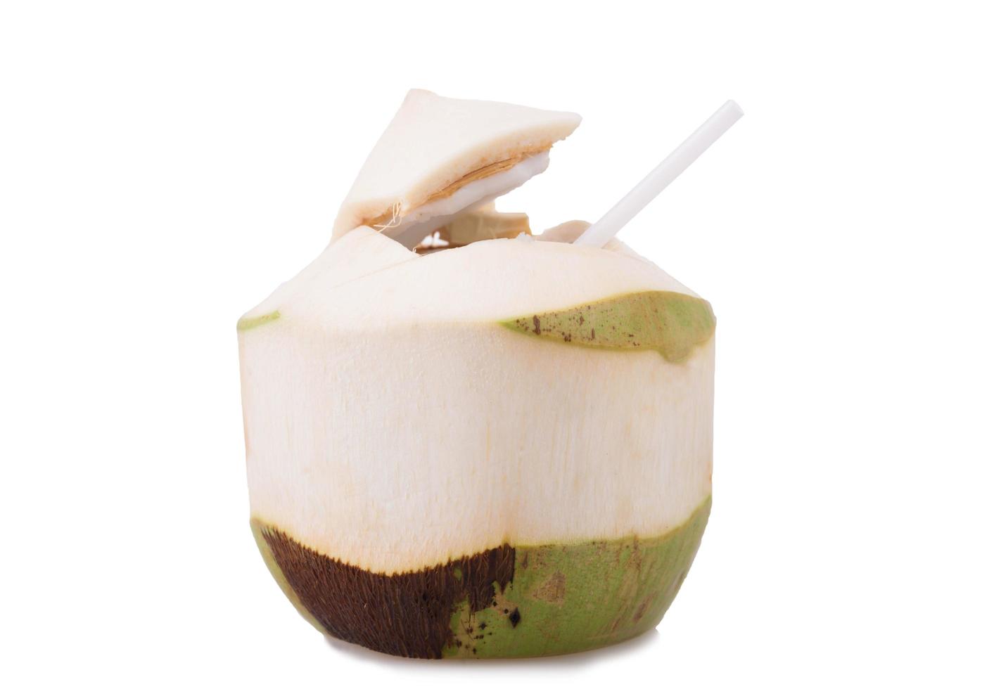 groene kokosnoten met rietje geïsoleerd foto