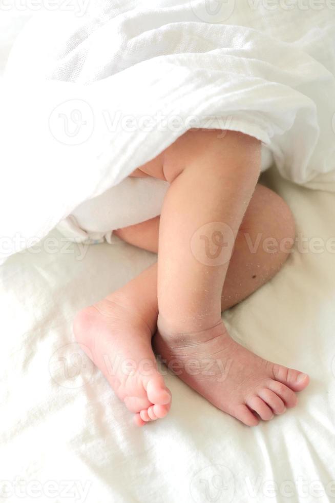 close-up baby's voeten, gezond met moeder voor nieuw familieconcept foto