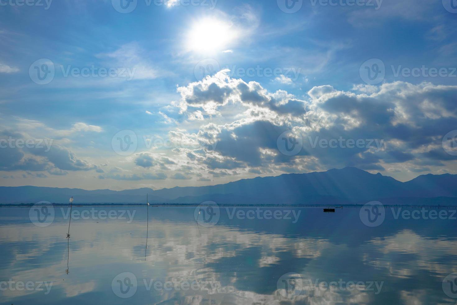 kwan phayao een meer in de provincie phayao, het noorden van thailand. schieten met de regel van derden tussen rivier, wolk en lucht. foto