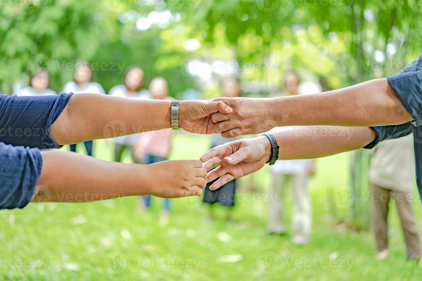 hand houdt samen in de gemeenschap in het tuinpark. foto