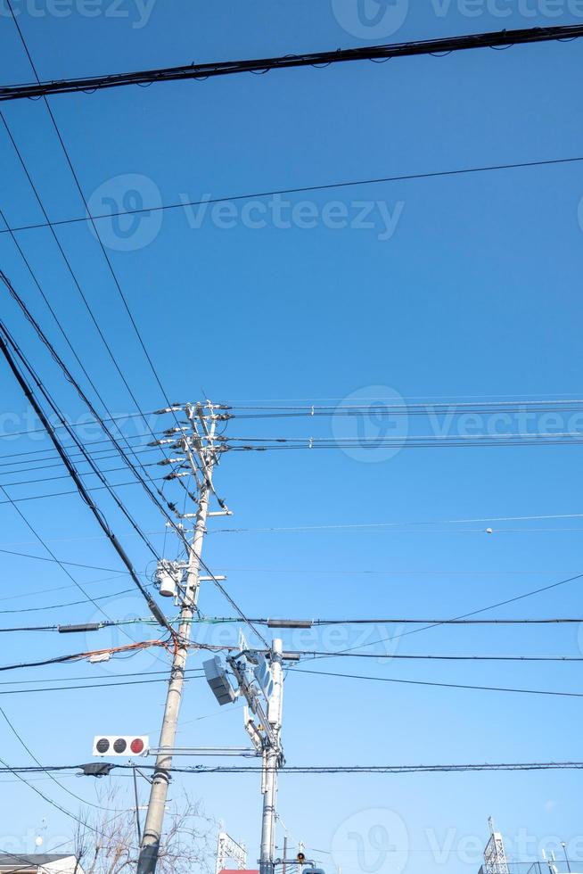 elektrische pool en elektriciteitspost met verkeerslichtteken op de open hemel, japan foto