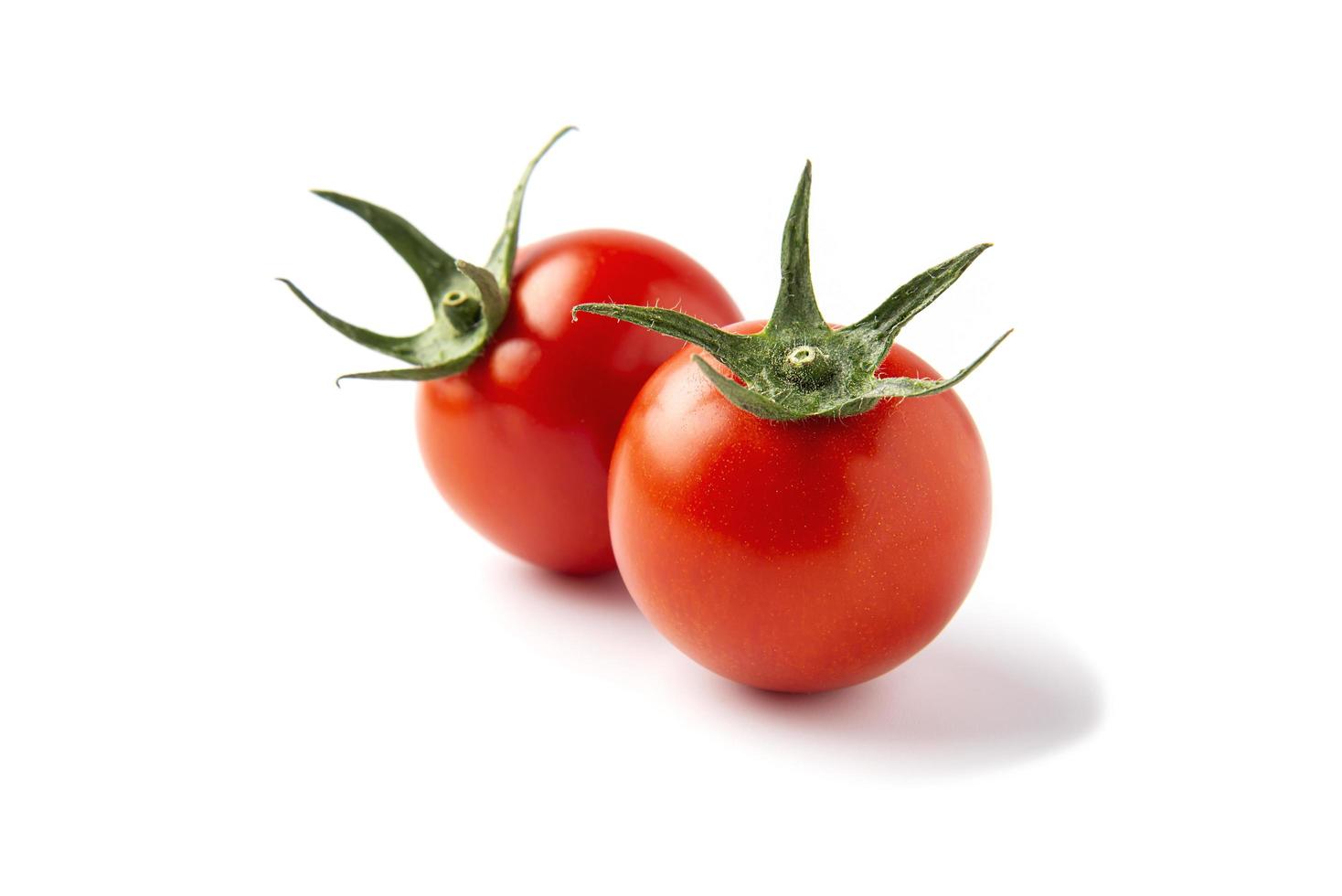 tomaat geïsoleerd op een witte achtergrond - verse tomaat gezonde groente concept foto