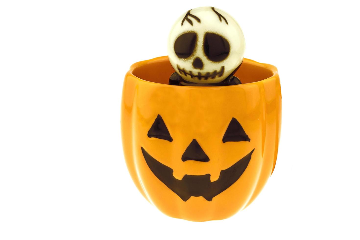 skelet speelgoed en jack-o-lantern mok beker voor halloween decoratie geïsoleerd over white foto