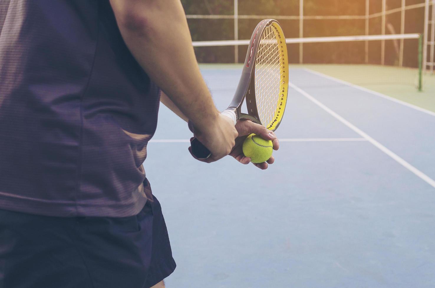 tenniswedstrijd die een serverende speler is foto