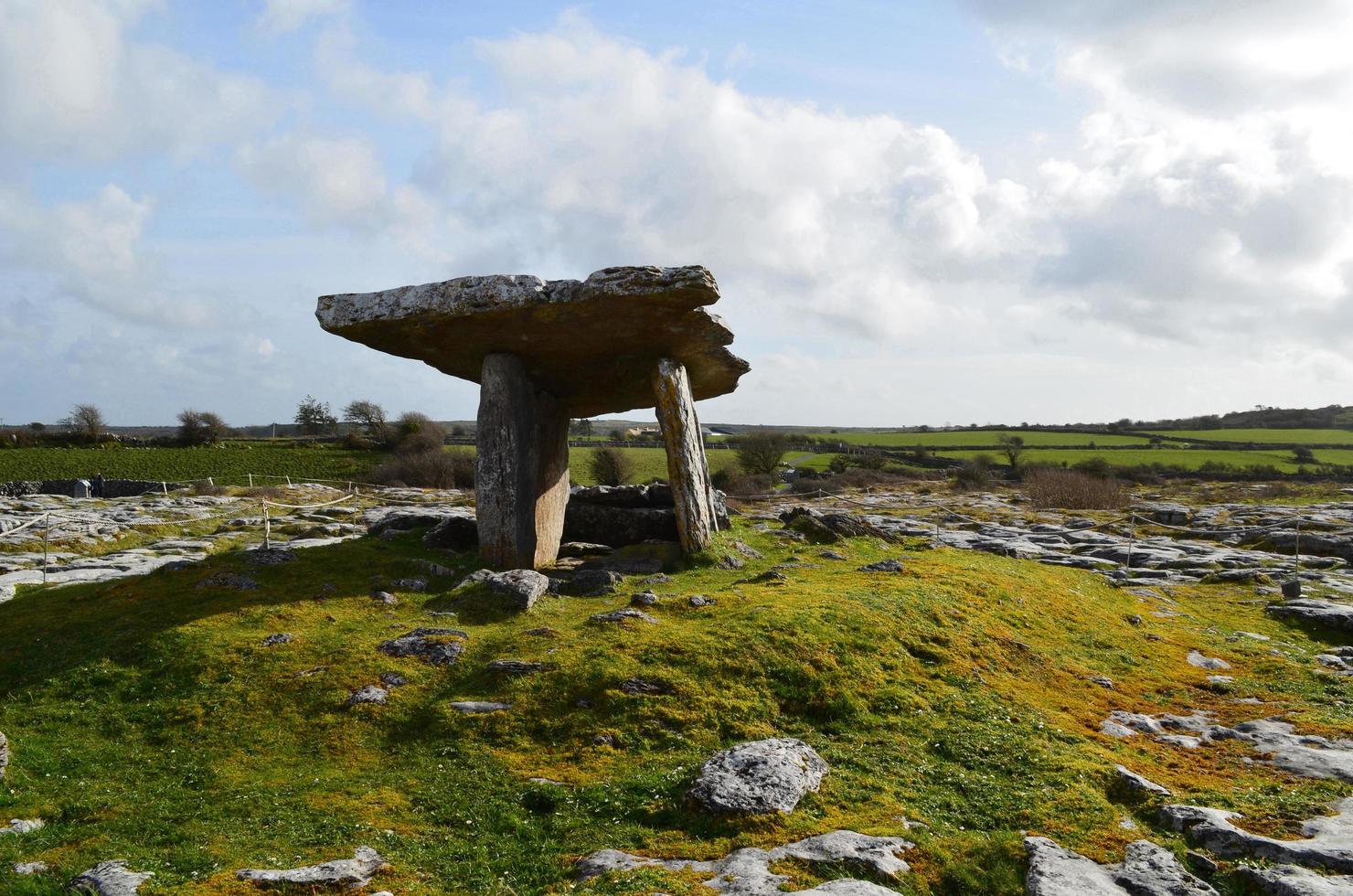 poulnabrone dolmen in ierland foto