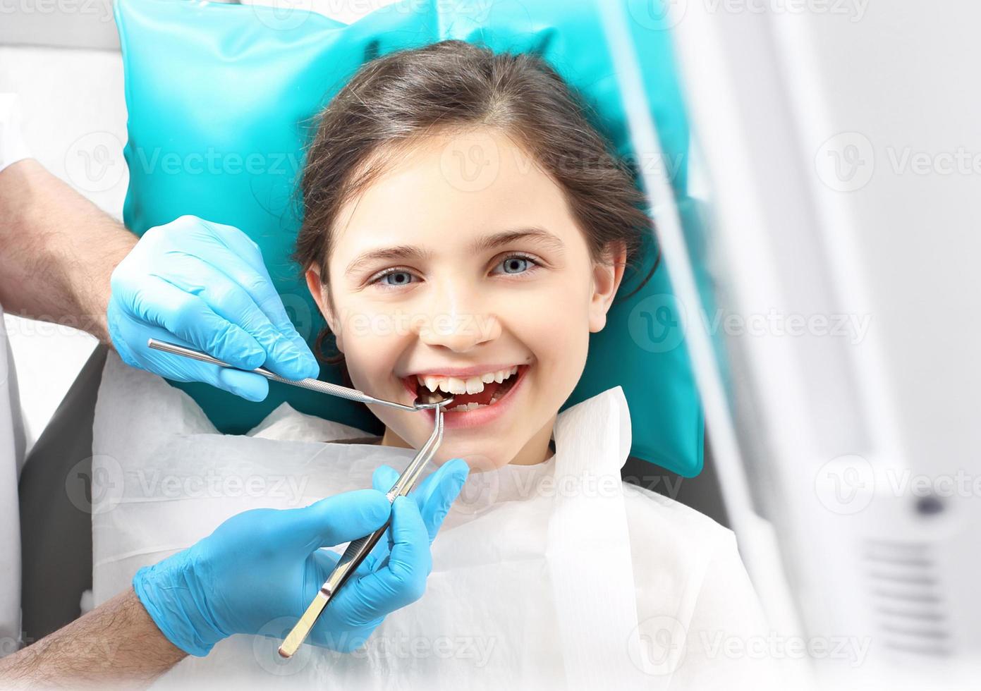 tandarts, kind in de tandartsstoel. foto