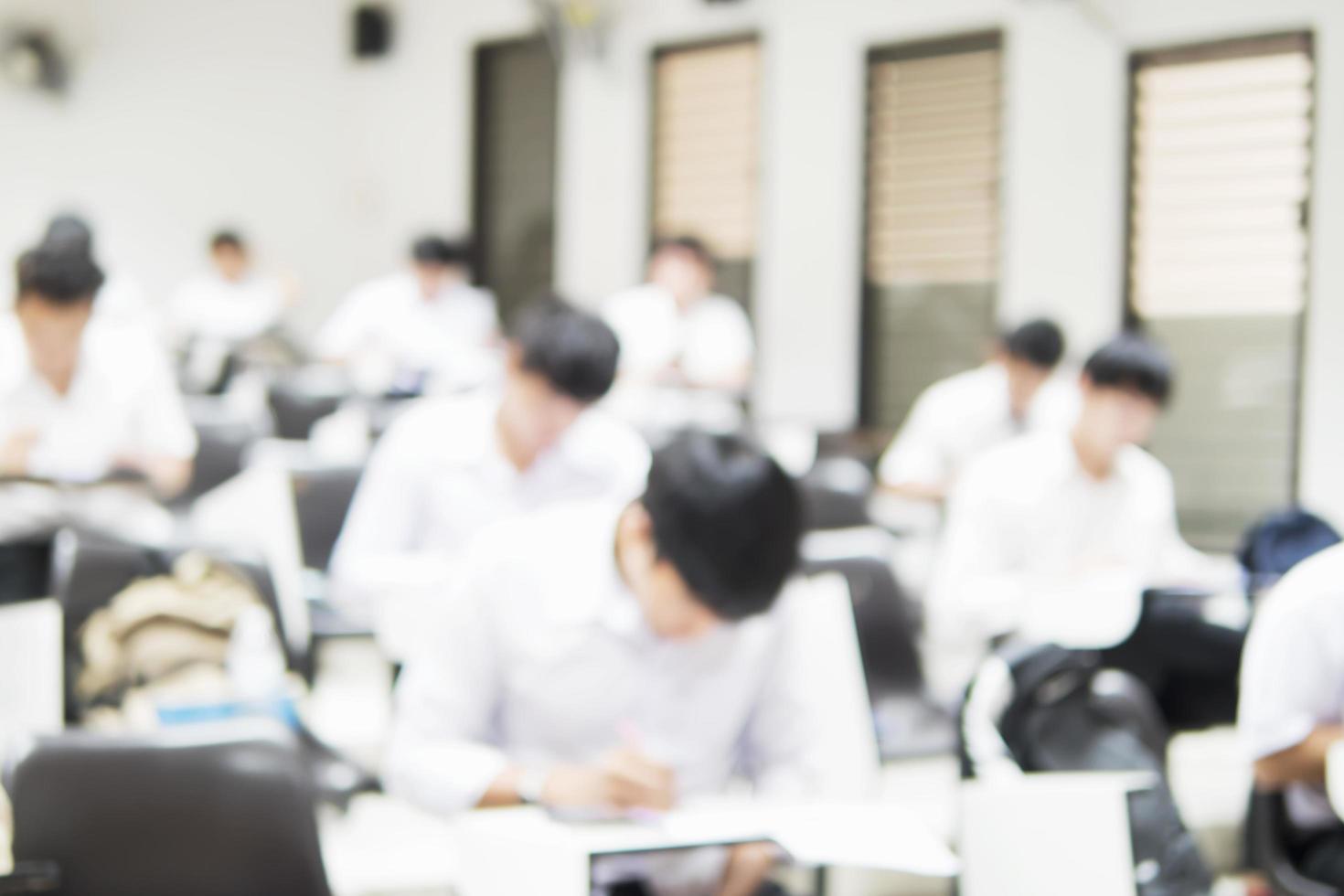 wazig beeld van student in de onderzoekskamer foto