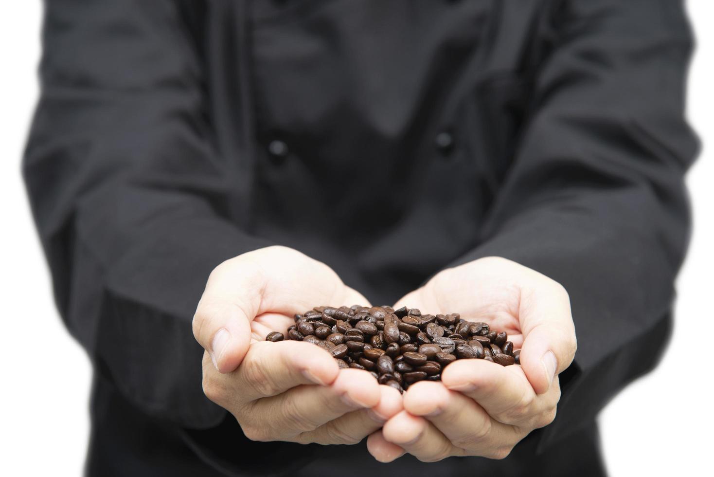 Aziatische barista gebruikt handkoffiebonenmolen om hete koffie te maken foto