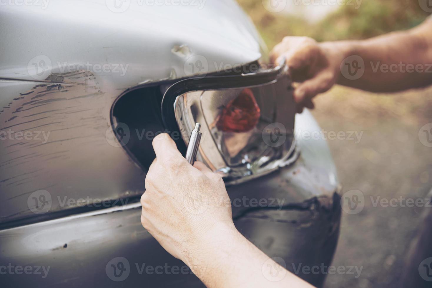 verzekeringsagent die werkt tijdens het claimproces voor auto-ongelukken op locatie - claimconcept voor mensen en autoverzekeringen foto